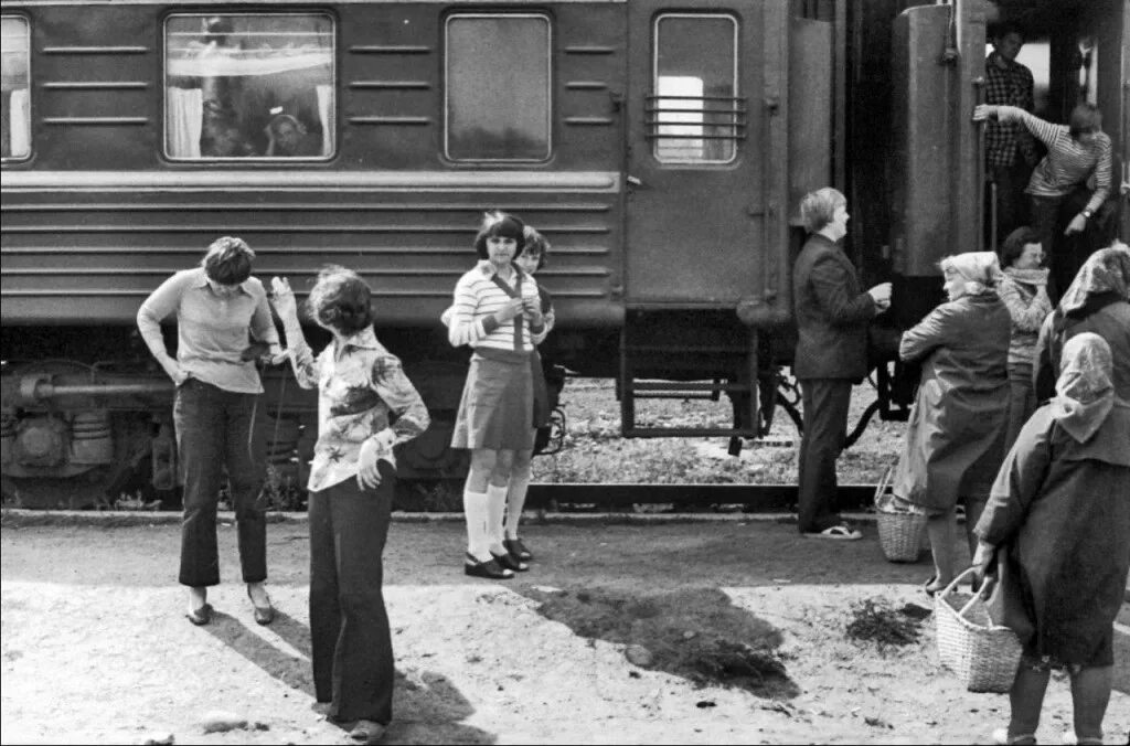 Советские поезда. Поезда СССР. Советские пассажирские поезда. Советские электрички. Включи старая станция