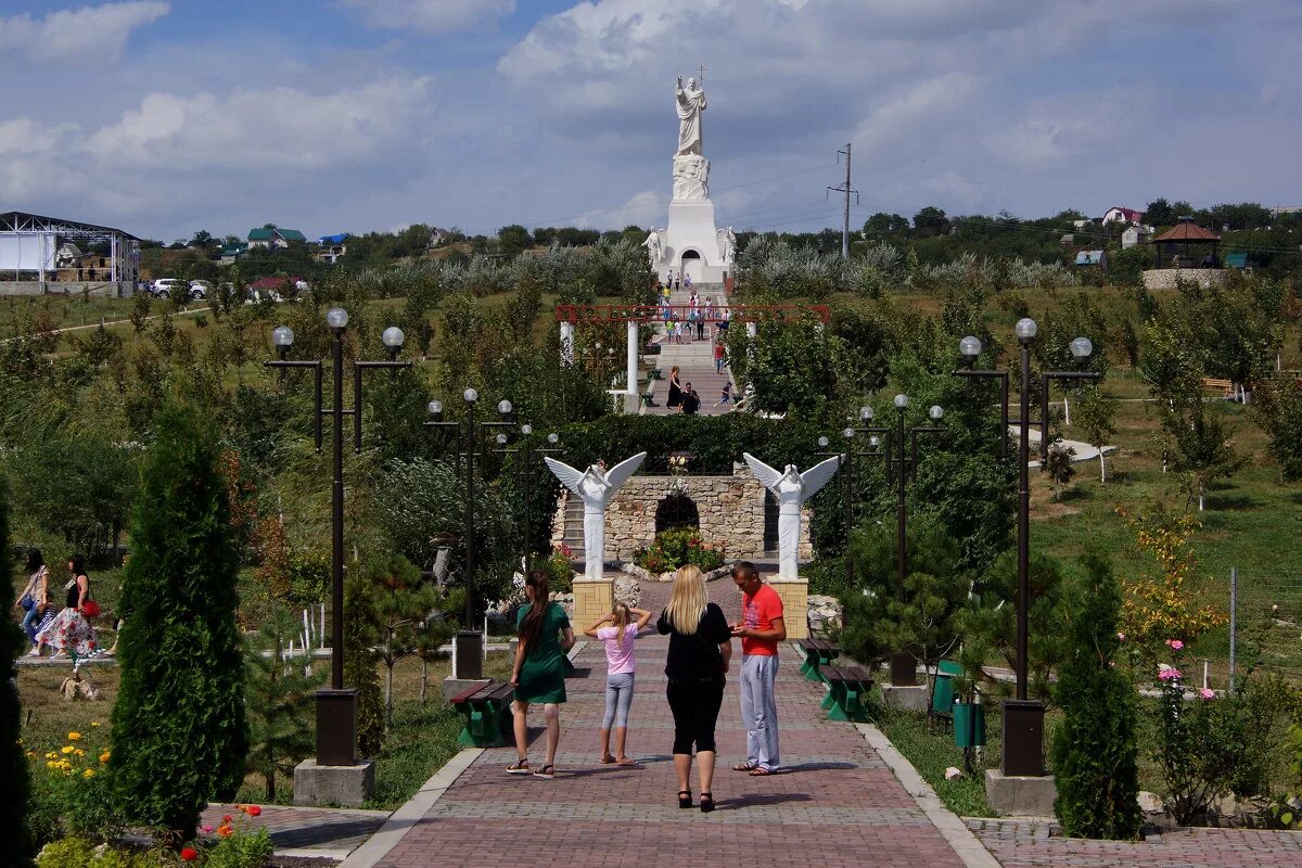 Фото девушки с минералкой. Центральные улицы ессентуков. Дом с часами ессентуки. Ессентукская грязелечебница. Вилла парк ессентуки.