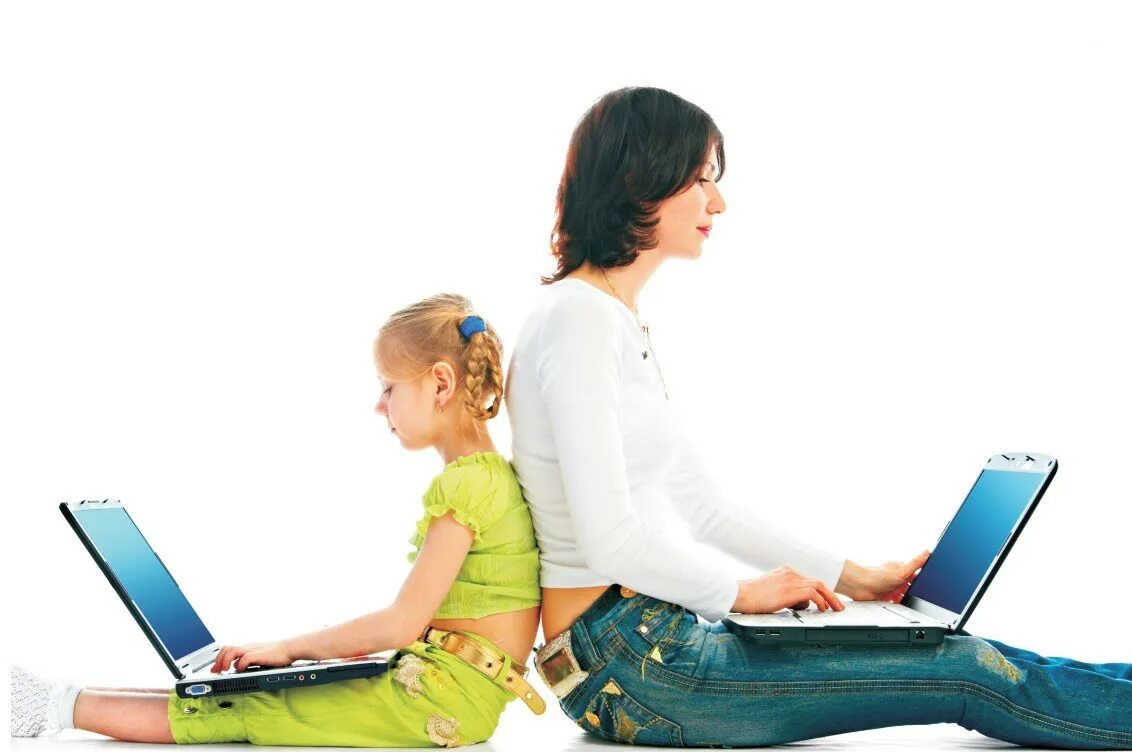 Дети и взрослые в интернете. Родители и дети за компьютером. Дети родители компьютер. Ребенок с ноутбуком.