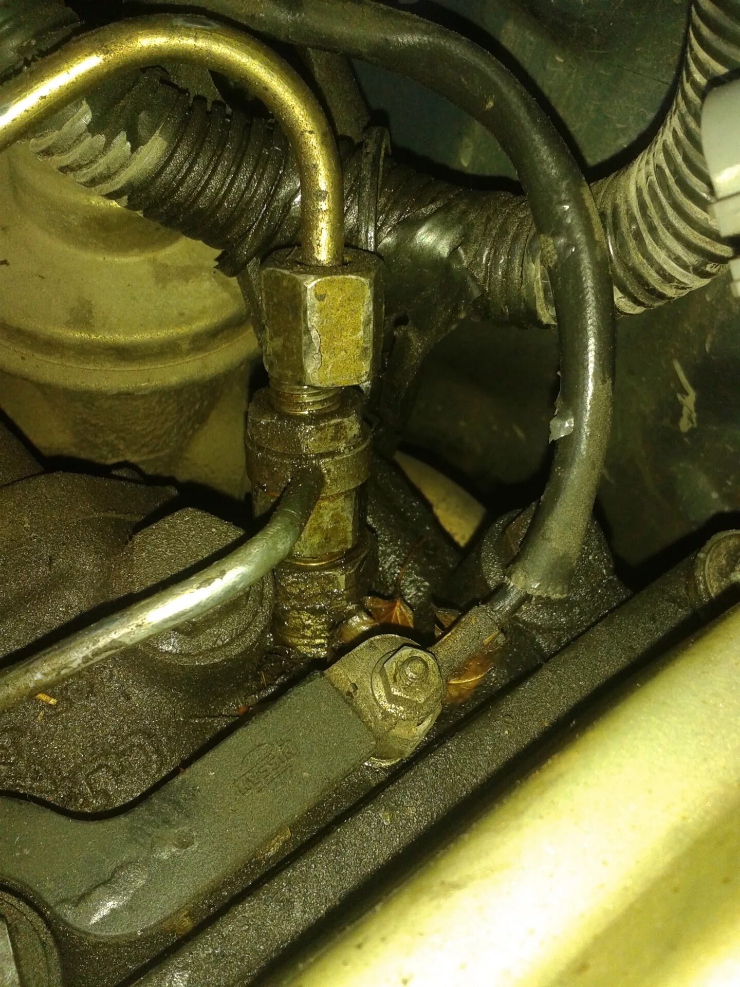 Бензин течет. Течь топлива. Уаз 31514 топливный бак. Течи горючего. Опель омега а магистраль топливная.