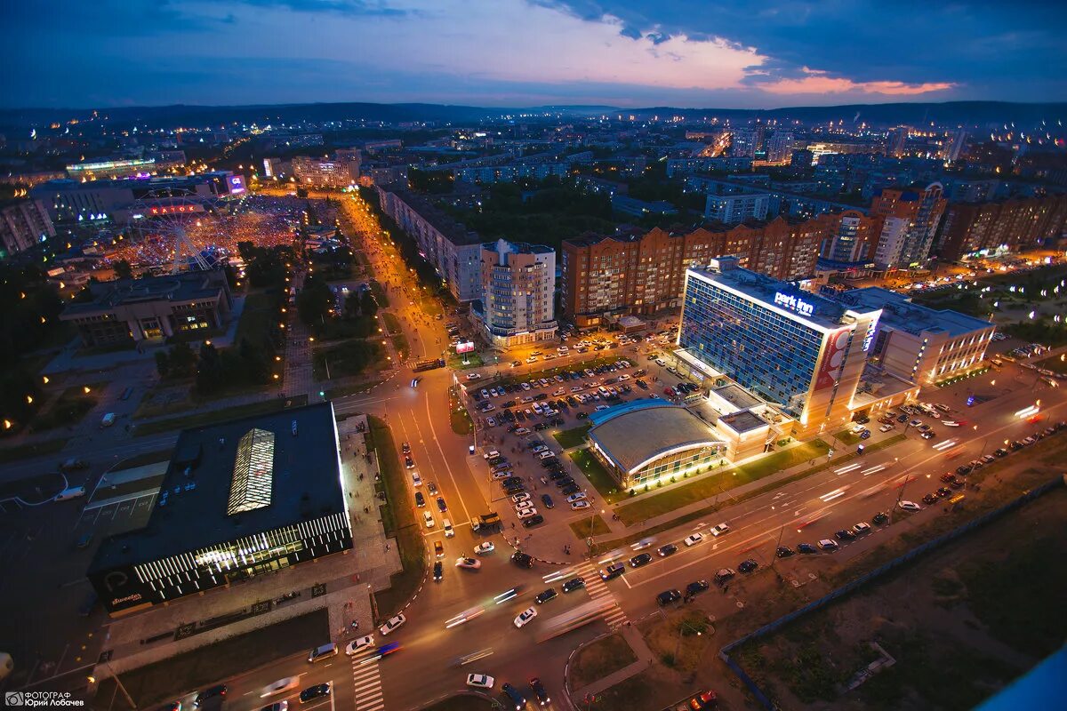 Время сейчас красивое. Сквер Ермакова Новокузнецк. Проспект Ермакова Новокузнецк. Новокузнецк Ермакова ночной. Новокузнецк центр города.