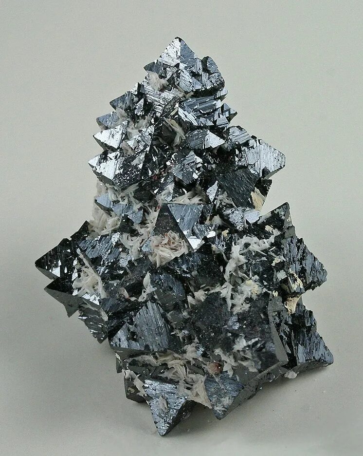 Марганец гаусманит. Гаусманит минерал. Гаусманит формула минерал. Марганец металлический.