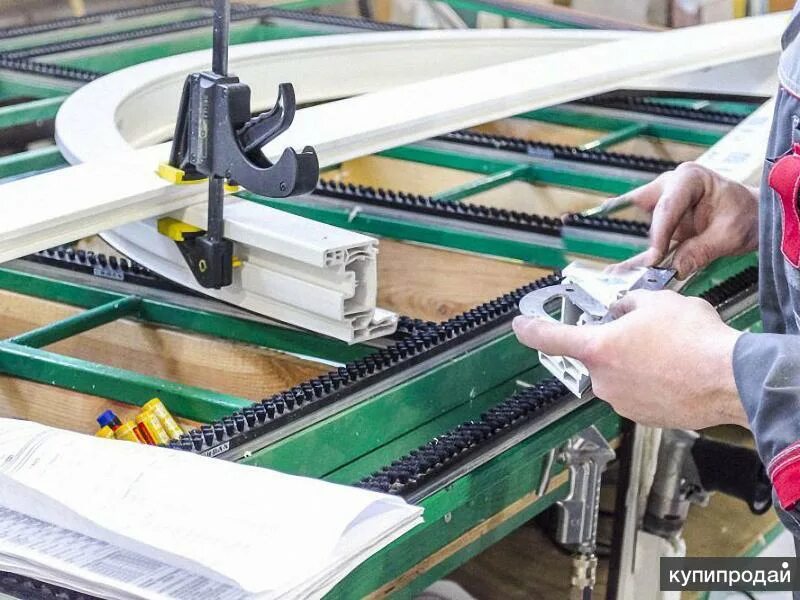 Цех по производству пластиковых окон. Стол для сборки окон. Цех производства профилей алюминия. Пвх профиль 359700. Профайн завод воскресенск.