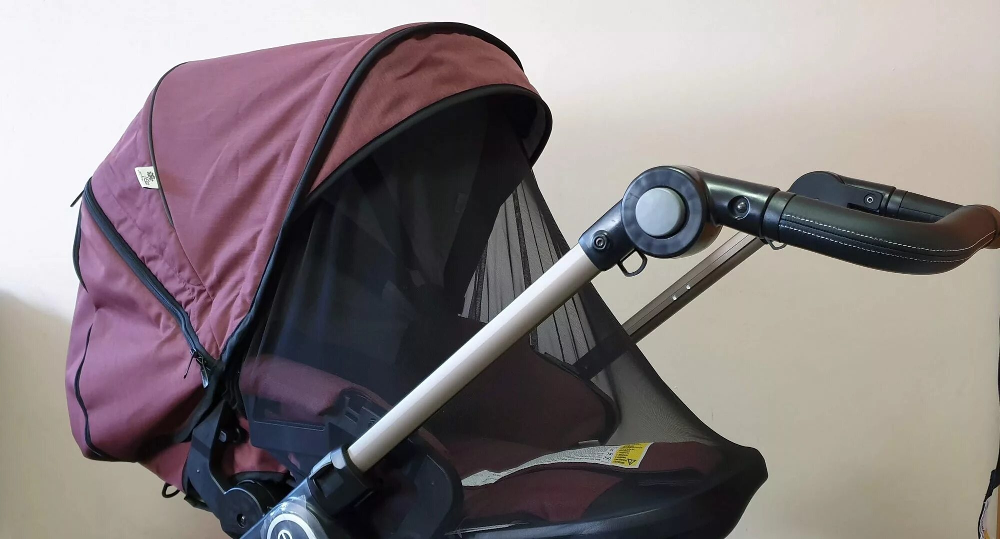 Капюшон для коляски bugaboo fox 2. Капюшон коляски. Капюшоны на коляску. Крепеж капюшона коляски boogabu fox. Комплект направляющих для капюшона bugaboo bee 2007.