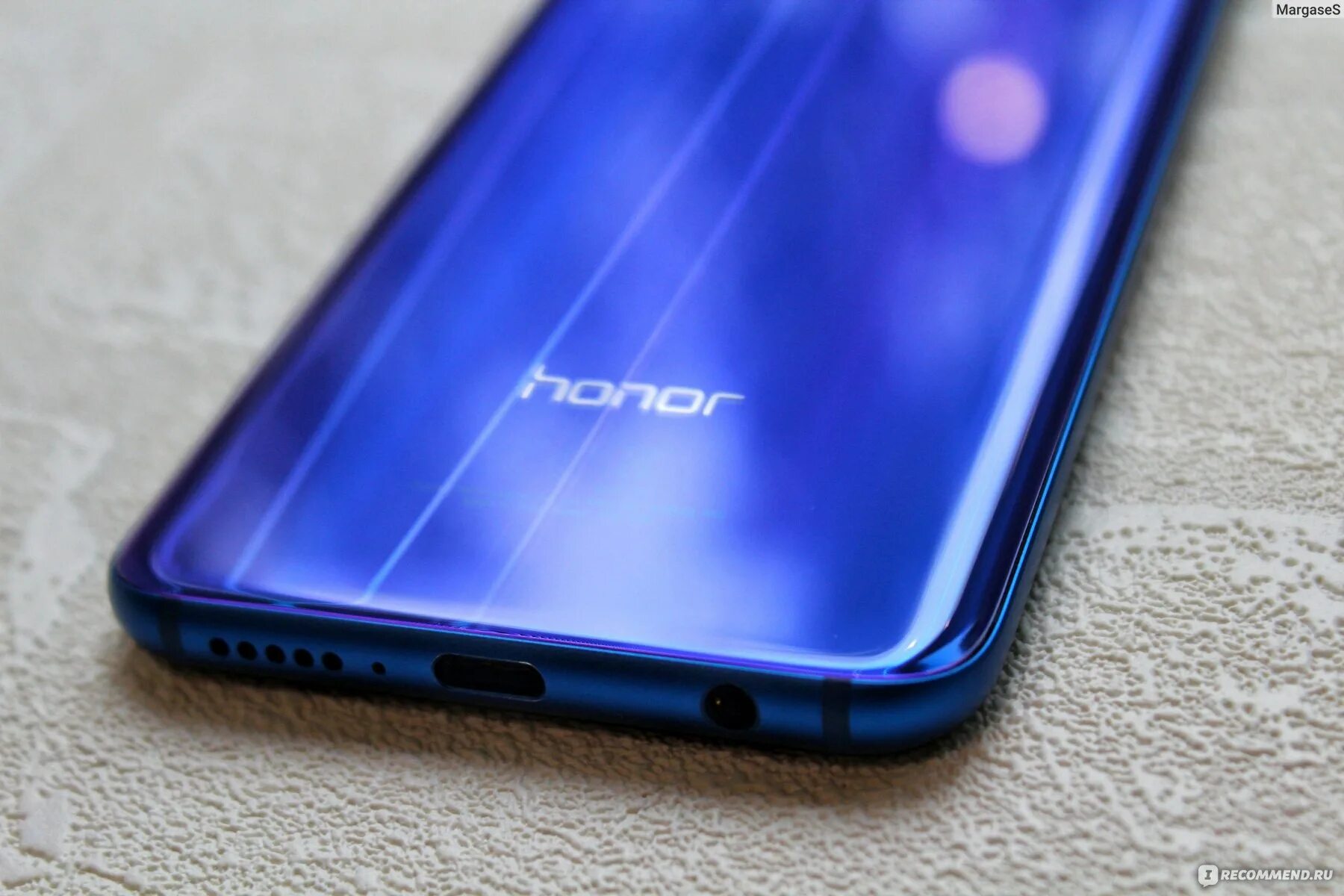 Honor 10 col. Honor 10 col-l29. Телефон марки хонор в корпусе синего цвета.