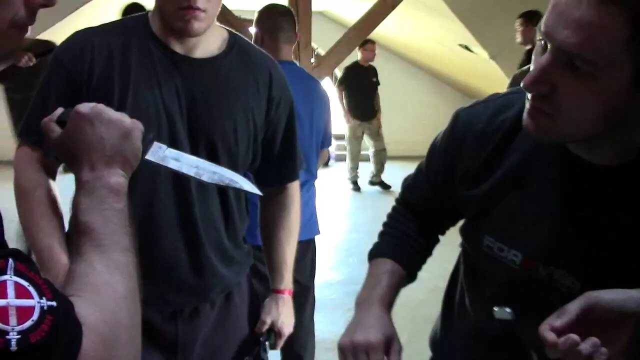 Ножевой бой. Техника ножевого боя спецназа. Денис ряузов ножевой бой. Драка на ножах. Ножевой бой самообороны.