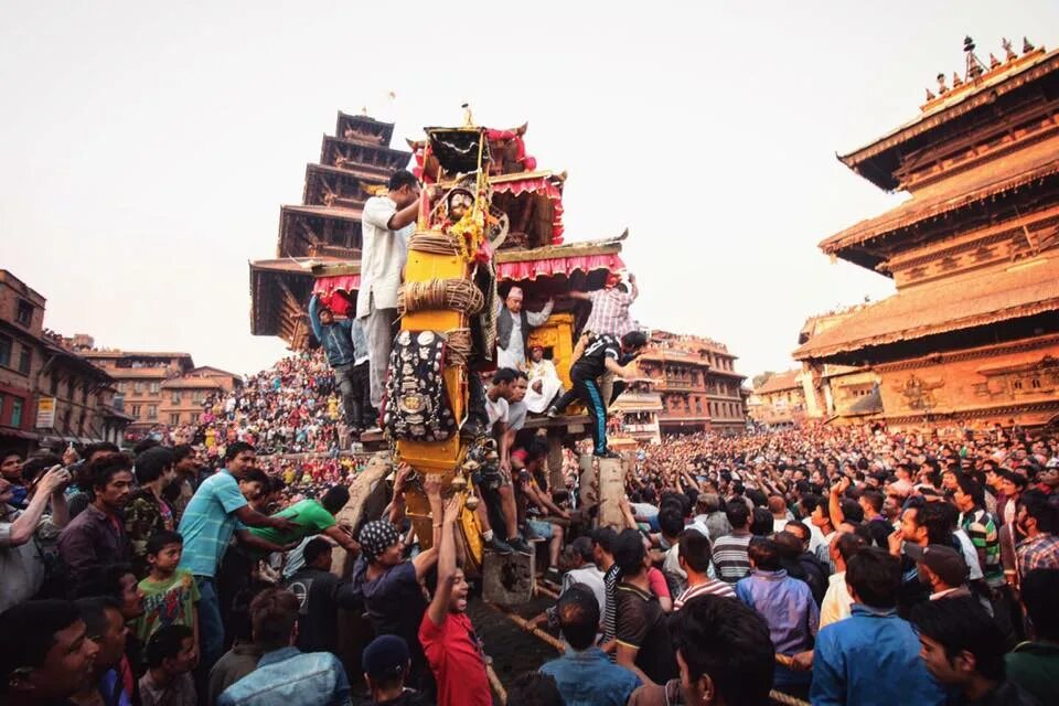 Бискет джатра. Фестиваль бискет джатра бхактапур. бхактапур непал фестиваль. непал индра джатра. индра джатра фестиваль.