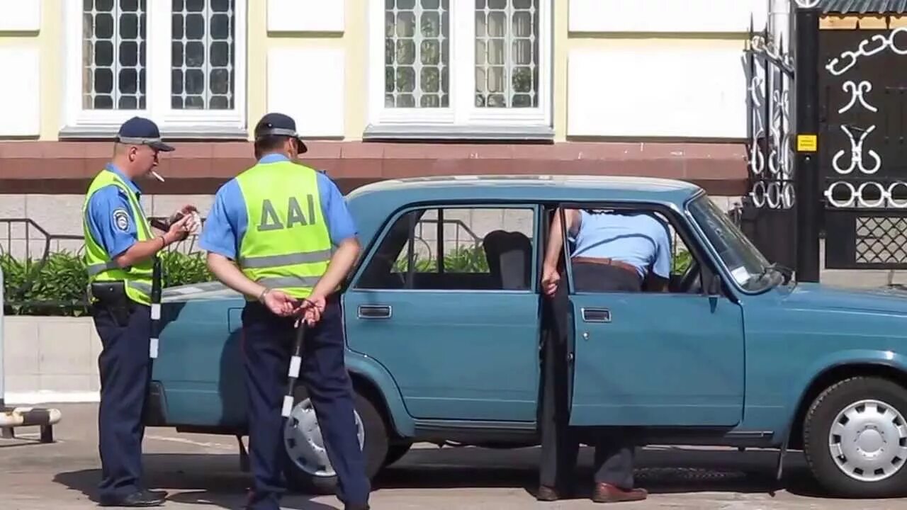 Черниговское гаи. Украинская инспекторша фулл. Черниговское гаи. Черниговское гаи. Дед на жигулях.