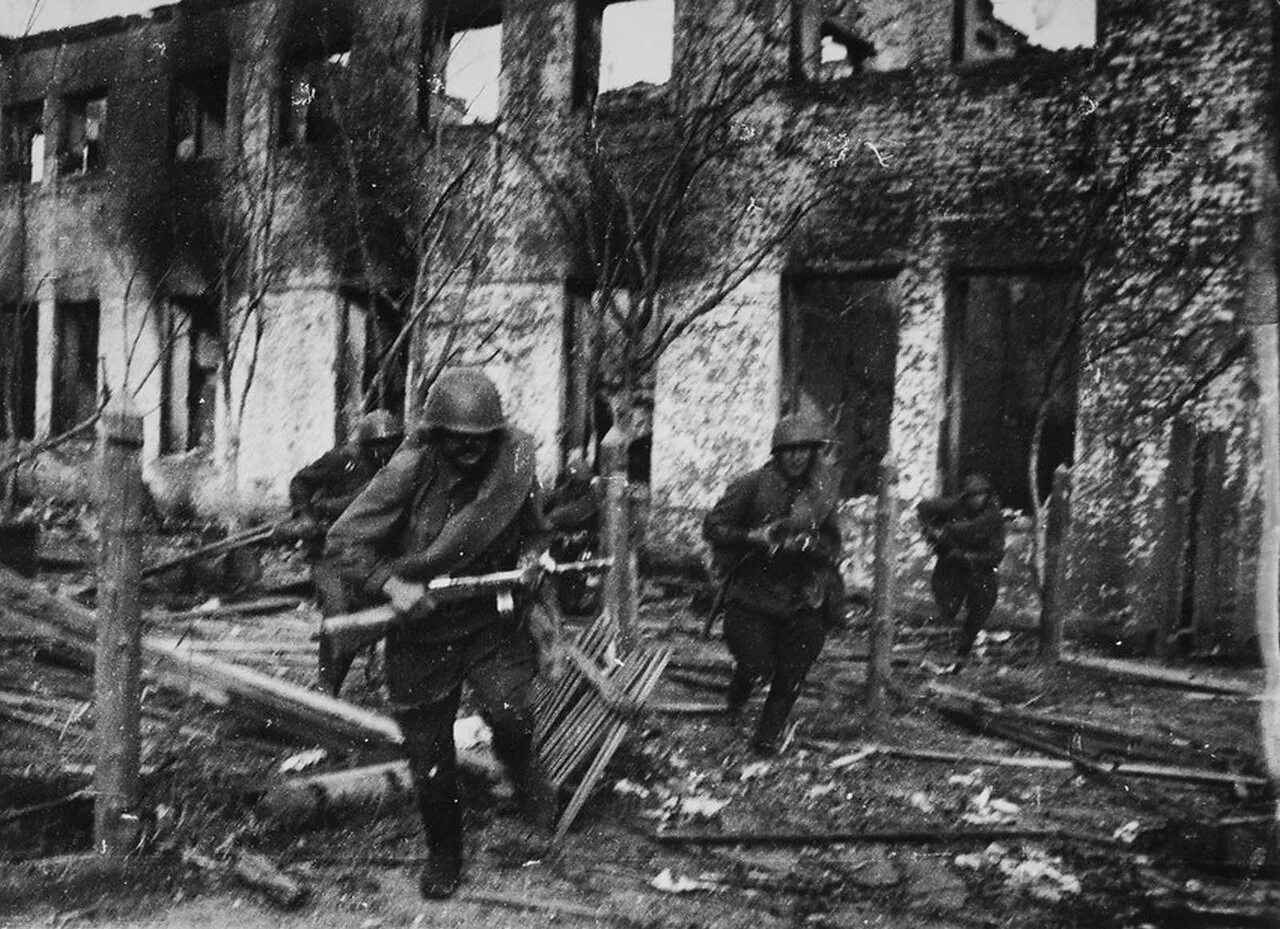 Бои в сталинграде в городе. Уличные бои в Сталинграде 1942. Сентябрь 1942 бои уличные в Сталинграде. Уличные бои в Сталинграде. Осень 1942 года..