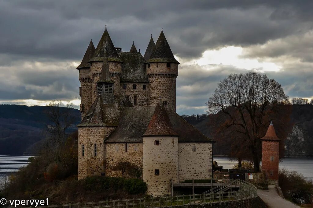 Франция 14 15 веков. Замок Нолтленд Шотландия. Замок 14 века во Франции. Замок ла Клейет Франция. Замок Жолни Франция.