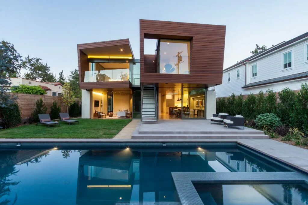 Дом сплит отзывы. Дом в Калифорнии двухэтажный. Современные дом в Калифорнии. Калифорнийские домики. Спальня с бассейном.
