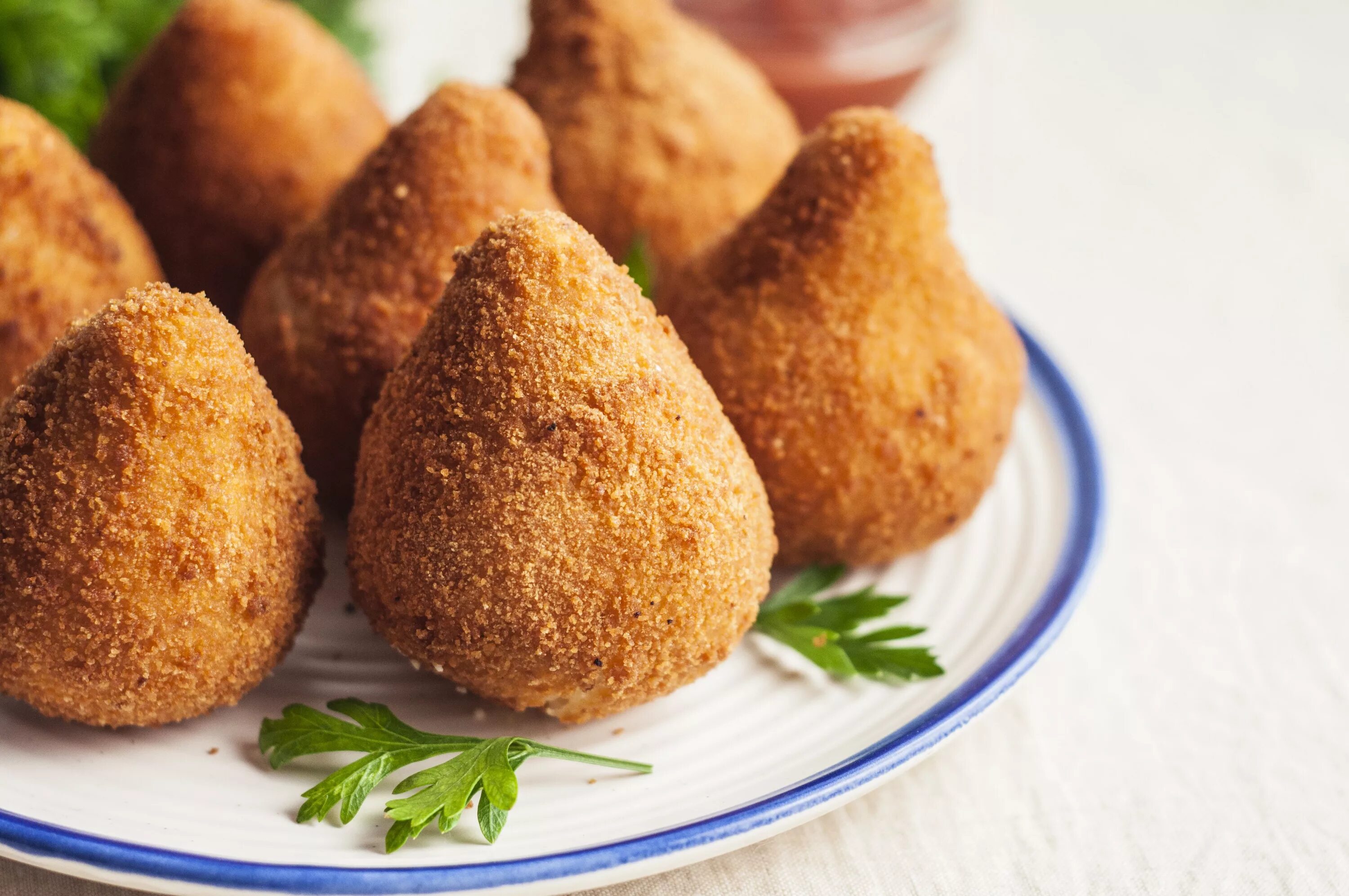 Кошинья coxinha. Бразильская Кошинья. Кошинья бразильские крокеты-пирожки. Кошинья бразильские крокеты-пирожки с курицей.