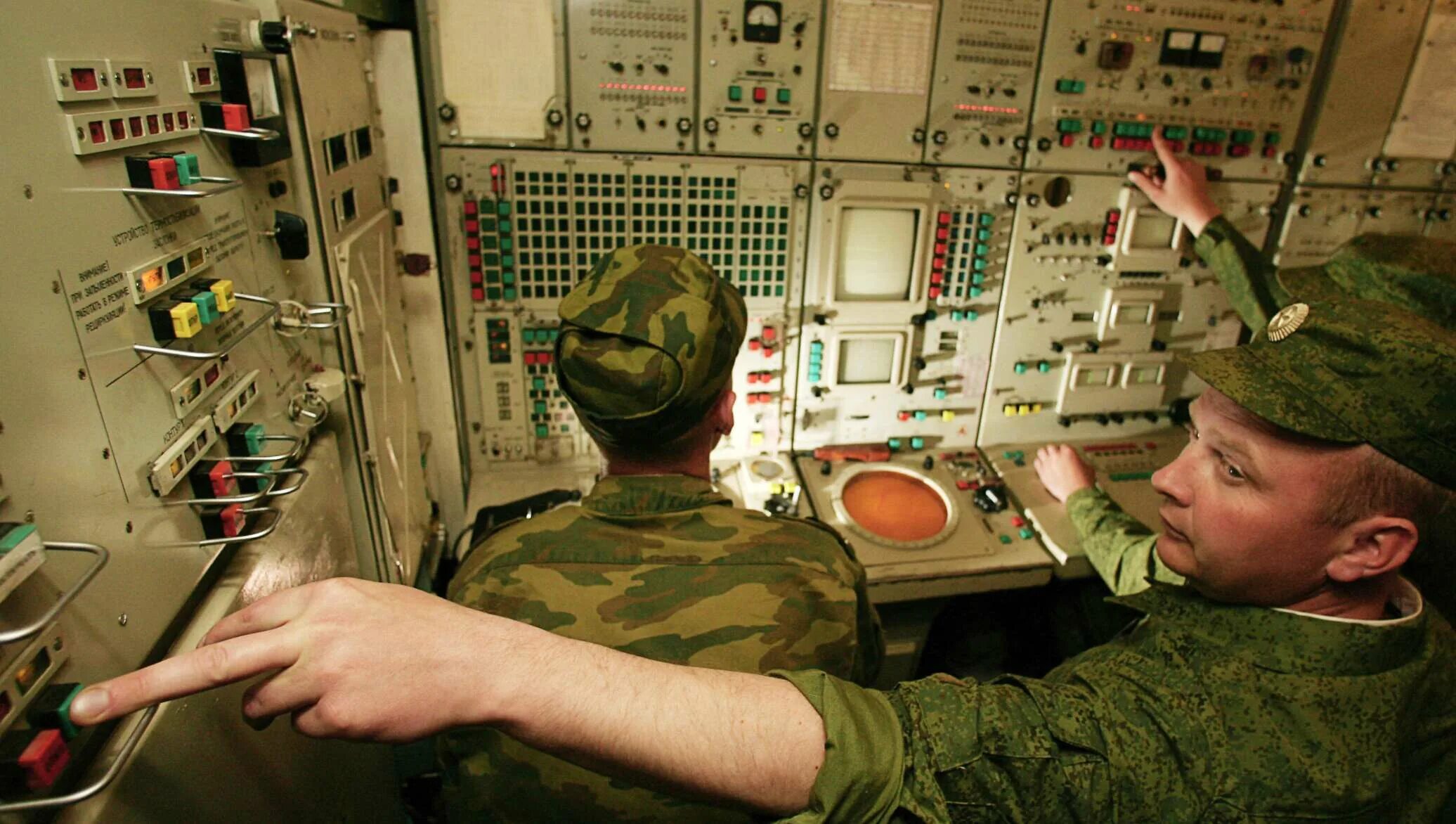 Несение боевого дежурства. Пульт управления c-400 пво. кабина боевого управления с 300 пво. с 300 пво внутри. кабина боевого управления с 400 пво.