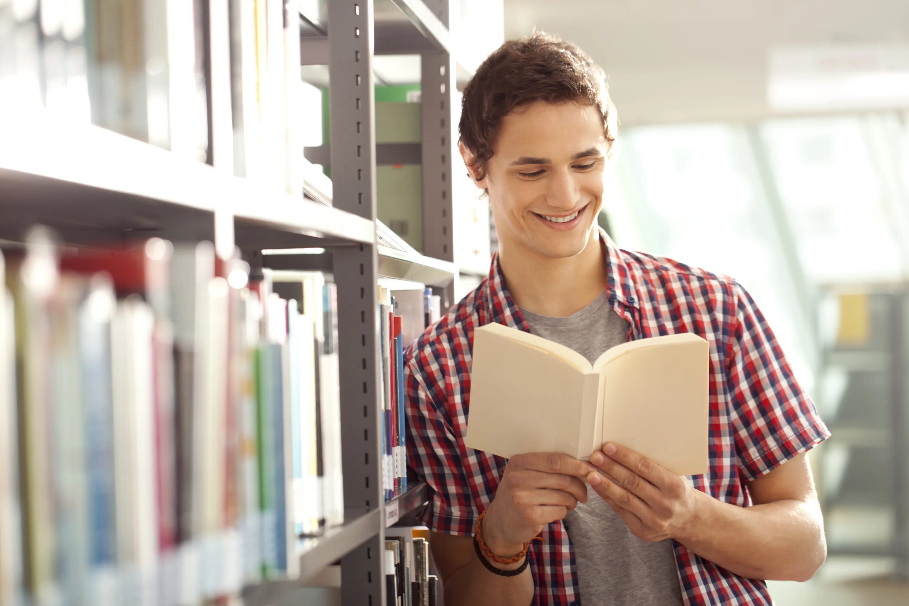 Student c book. Студент несет книги. Студент готовится к экзамену. Парень с книгой в руках. Студент с книгами.