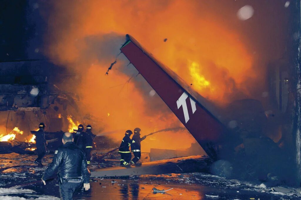 Самолет горит. Аэробус а 320 крушение в сан паулу. горение самолета. горящий дрон.