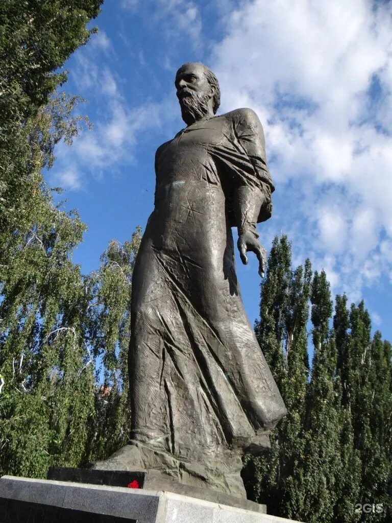 Достоевский омск. Памятник Достоевскому в Омске. Памятник Федору Михайловичу Достоевскому в Омске. Голованцев памятник Достоевскому. Статуя Достоевского в Омске.