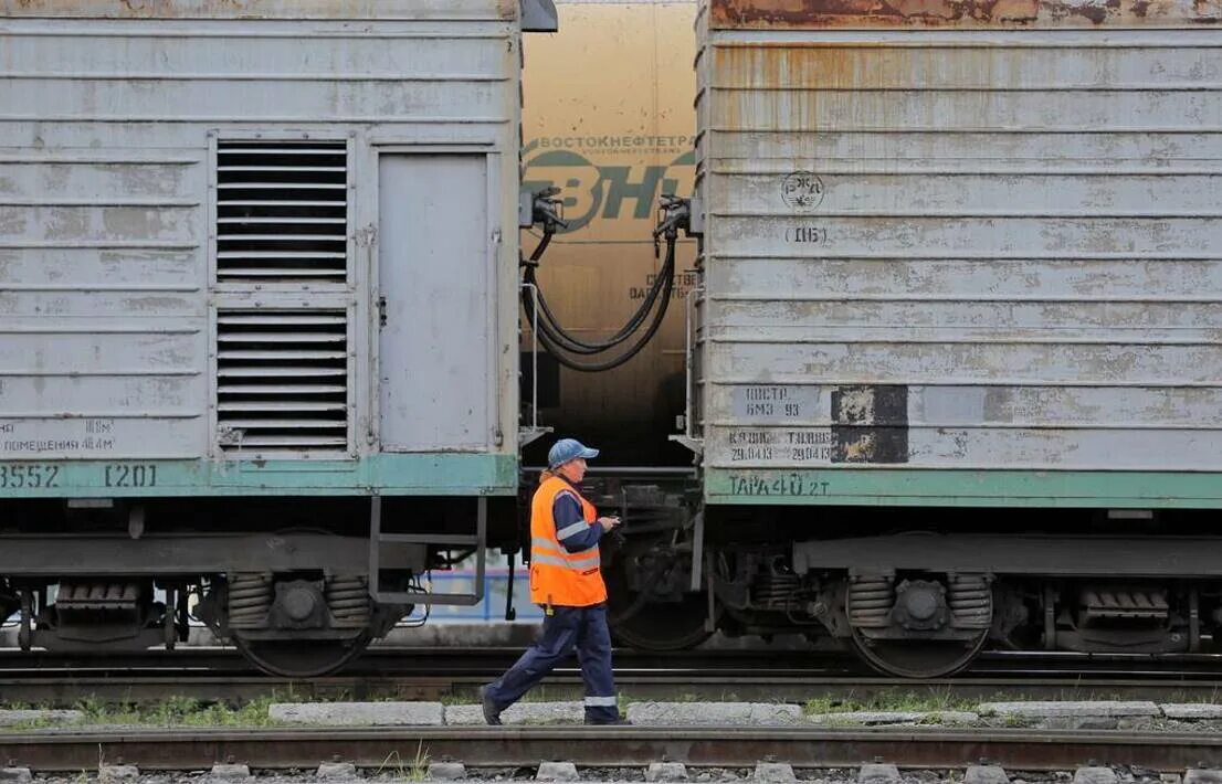 Защита груза жд. Задержите поезд. Военизированная охрана белжд. Вагон рыбы. Железнодорожные пути крым.