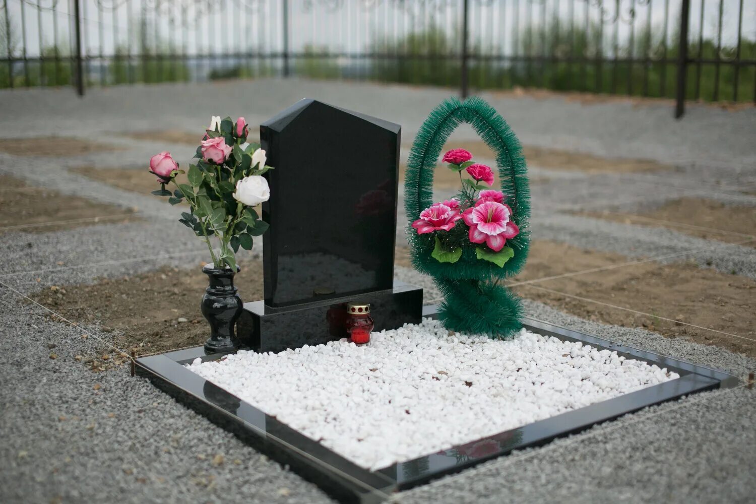 Крематорий барнаул колумбарий. Колумбарии под урну. Нижегородский крематорий колумбарий. Захоронение урн в могилу. Колумбарий и стена скорби.