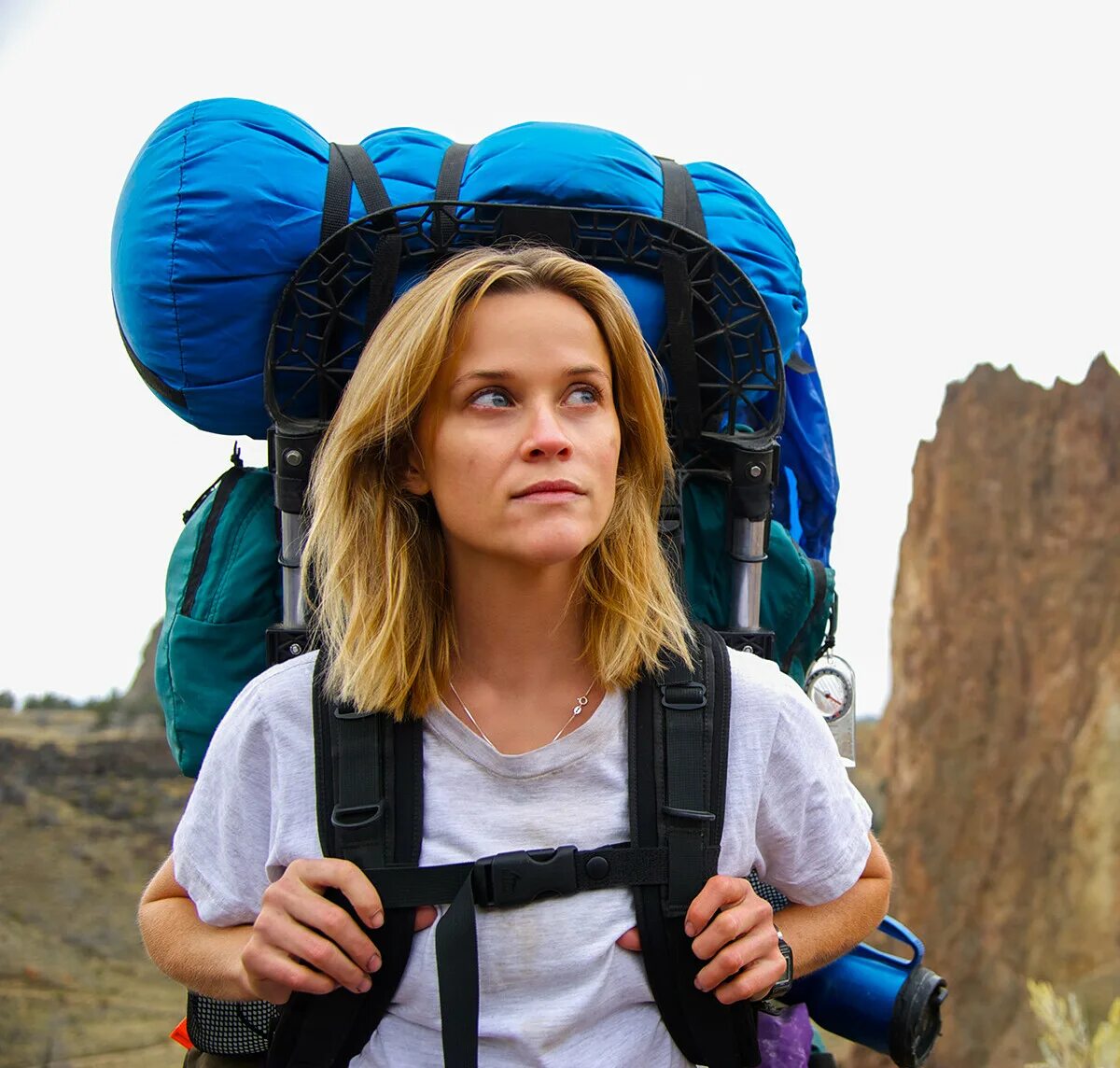 Девушка в костюме путешественницы. Путешественница по городам. Красивые самые 2 девушки брюнетки путешественницы. Красивая девушка путешественница. Включи подкаст путешественница.