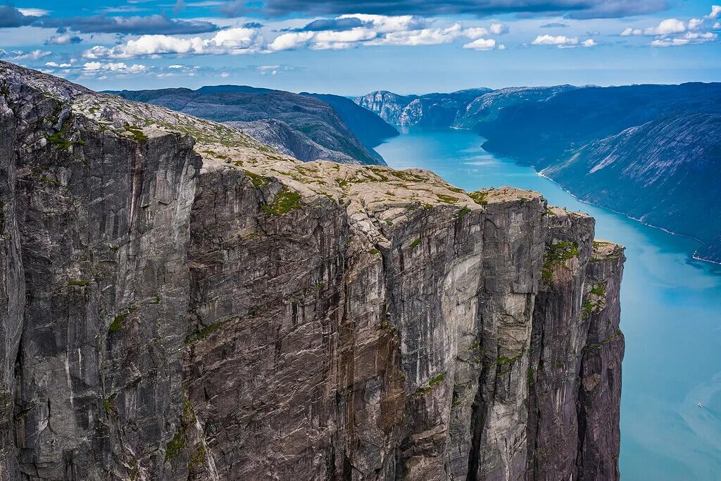 прекестулен зимой. вид с обрыва горы. скала перестукен норвегия. прекестулен — гигантский каменный утёс. отвесная скала прекестулен.