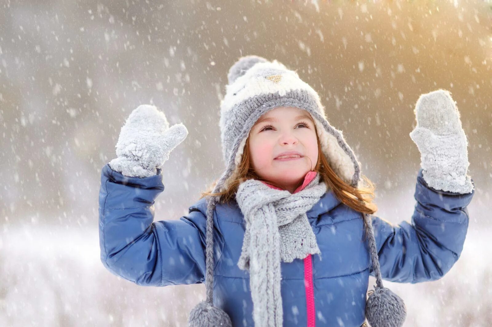 Можно снежок ребенка. Дети зимой. Дети в снегу. Дети на улице зимой. Девочка зимой.