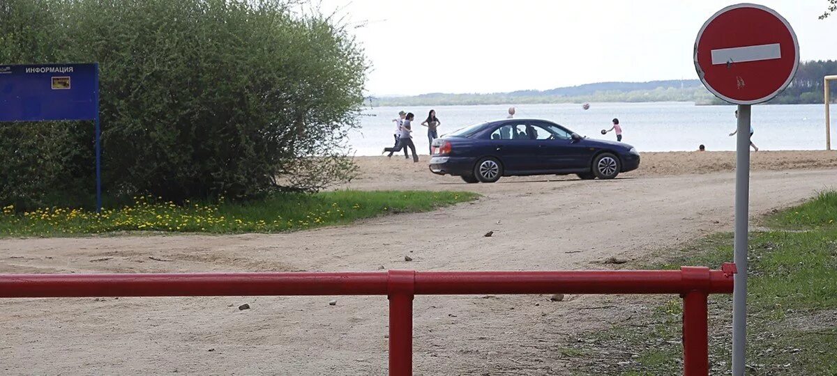 Автомобиль у водоема. Стоянка у водоема. Штраф за парковку у водоема. Стоянка машины в водоохранной зоне. Подъезжать к водоему