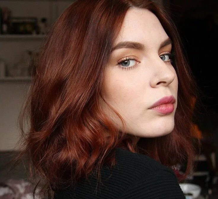Каштановые волосы. Цвет волос dark auburn brown. Цвета волос рыжевато медный каштан. Рыжим темно коричневый цвет. Медно каштановый махагон 4.