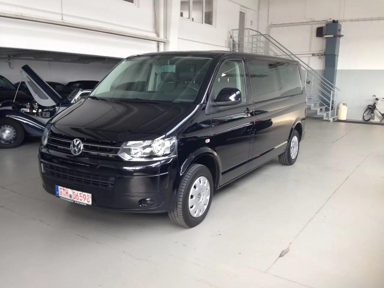 Купить фольксваген в германии. Caravelle t5. Volkswagen Caravelle t5 Спецсвязь. Мерседес Вито и Фольксваген Каравелла. VW t5 2004.