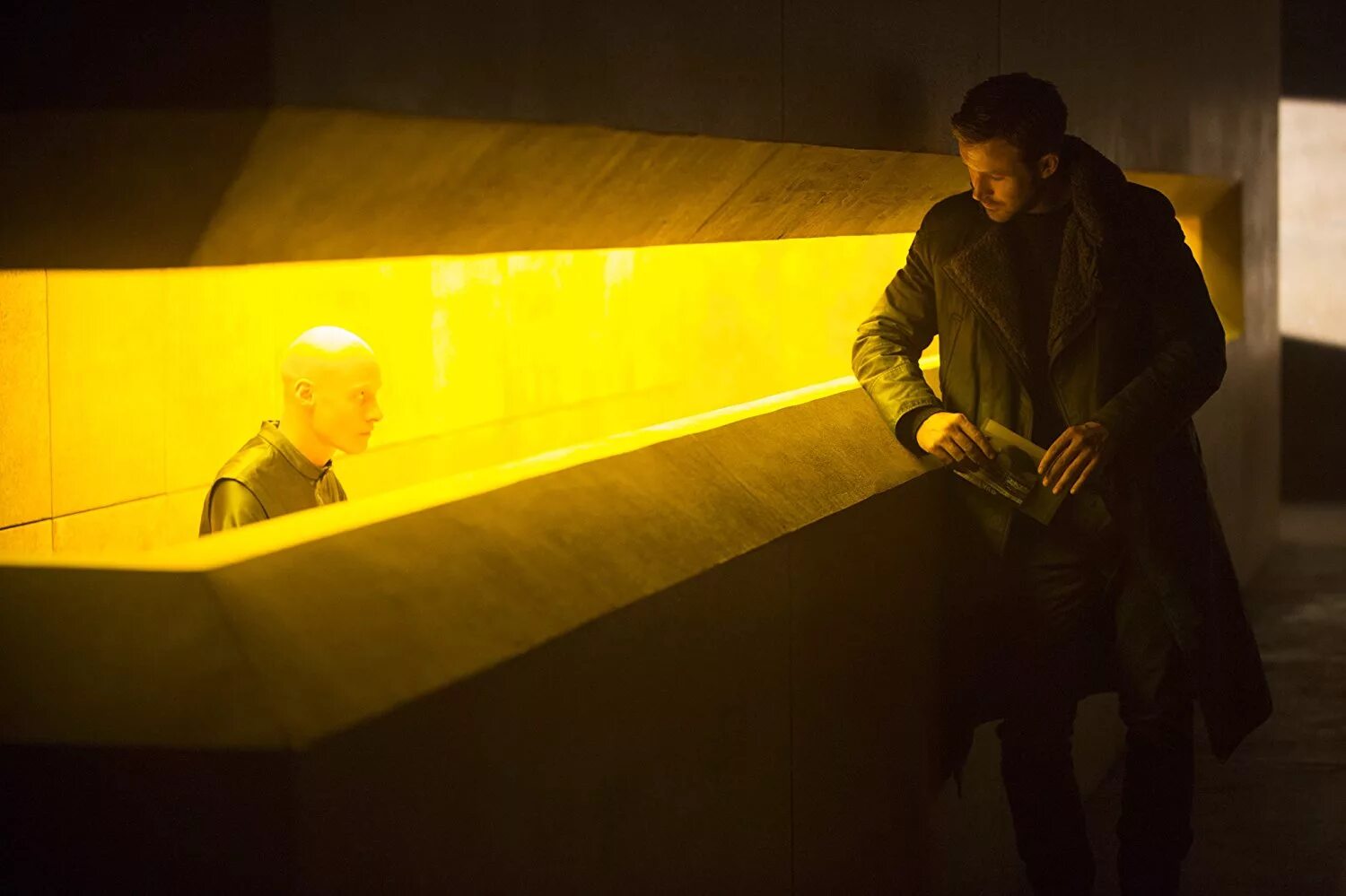 Суть бегущего по лезвию. Бегущий по лезвию 2049. гослинг бегущий по лезвию 2049. дени вильнев бегущий по лезвию 2049.