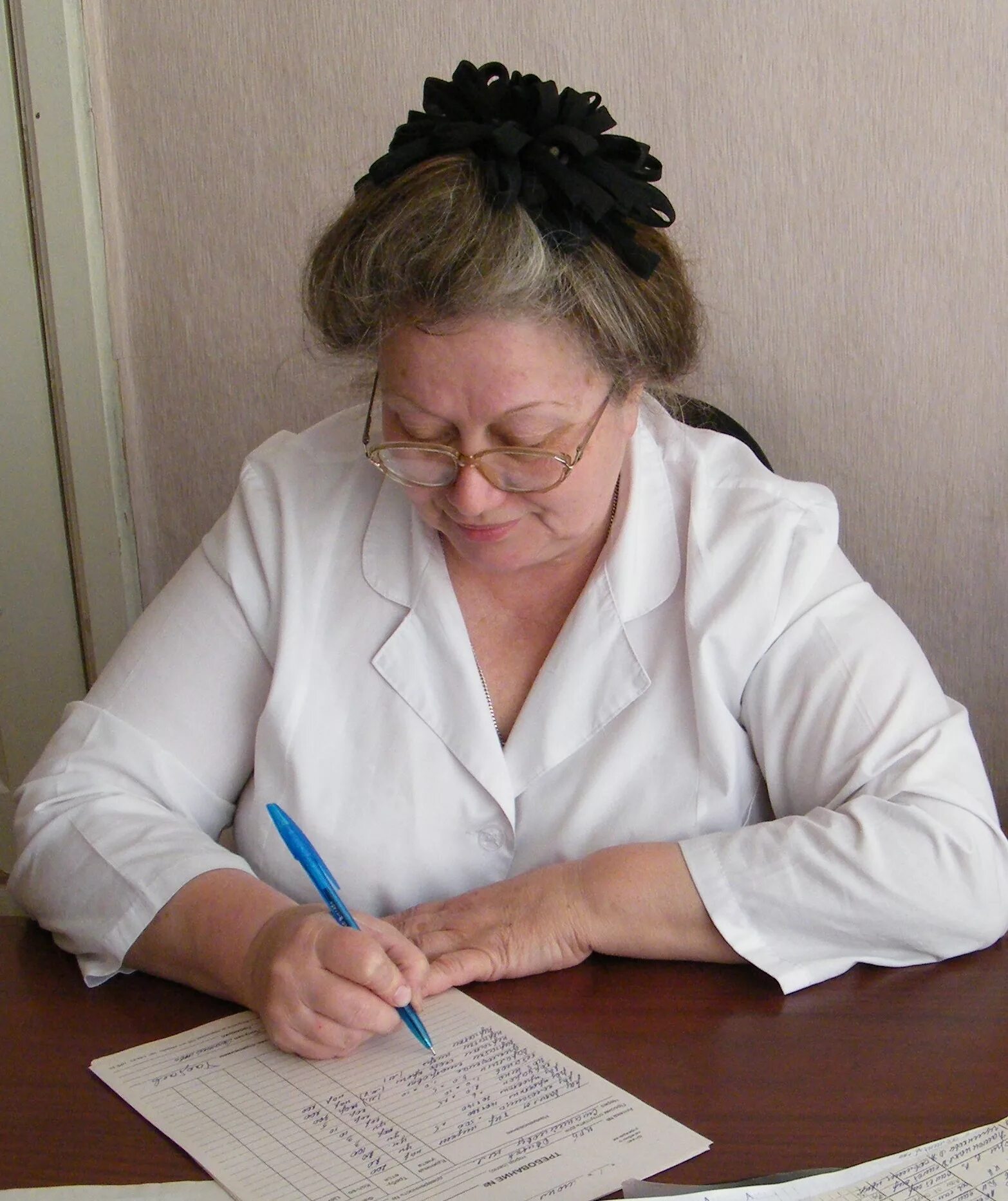 Пожилая медсестры. Пожилой пациент. Пожилая медсестры. Пожилой пациент. Пожилая медсестры.