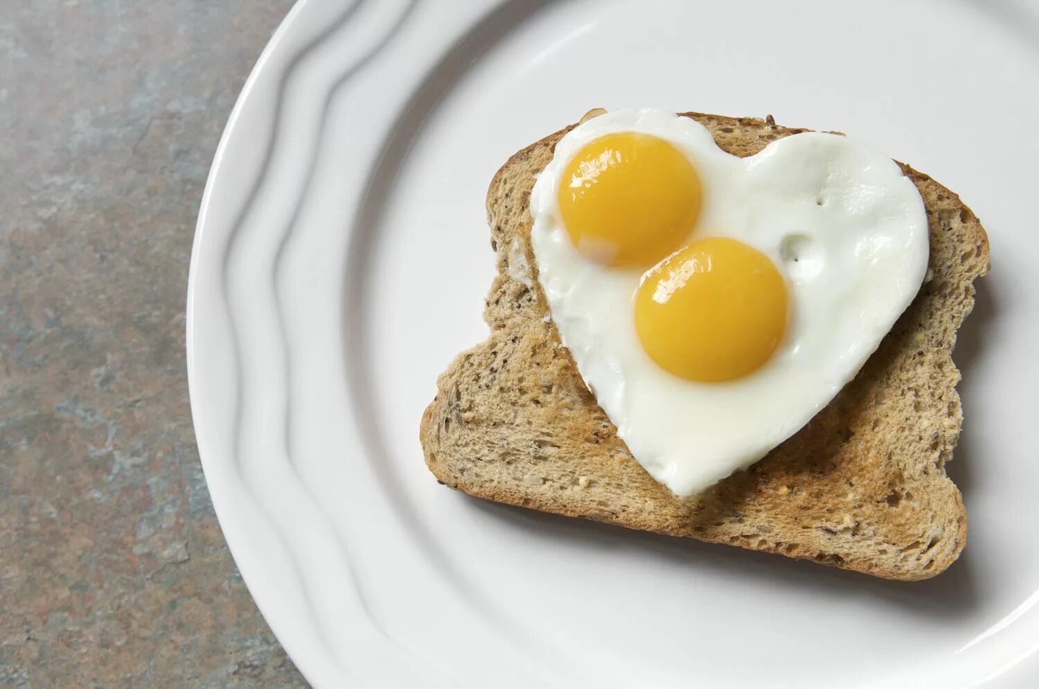 Two eggs. Двухжелтковое яйцо. Тост с яйцом. Завтрак для мамы из двухжелтковых яиц.