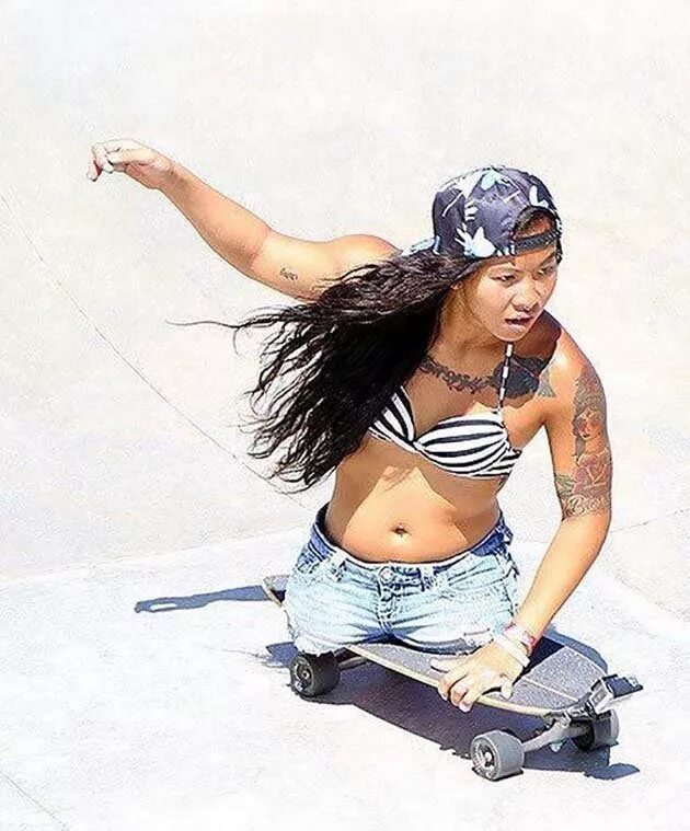 Безногая фотомодель. Как называется девушка без ног. Иззи уилл. Лаура девоти. Канья сессер.