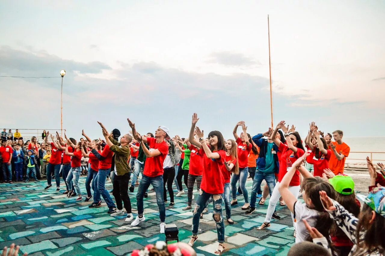 студенческие педагогические отряды лагерь. отряд детей в лагере. педагогический детский лагерь. вожатый. вожатые и дети.