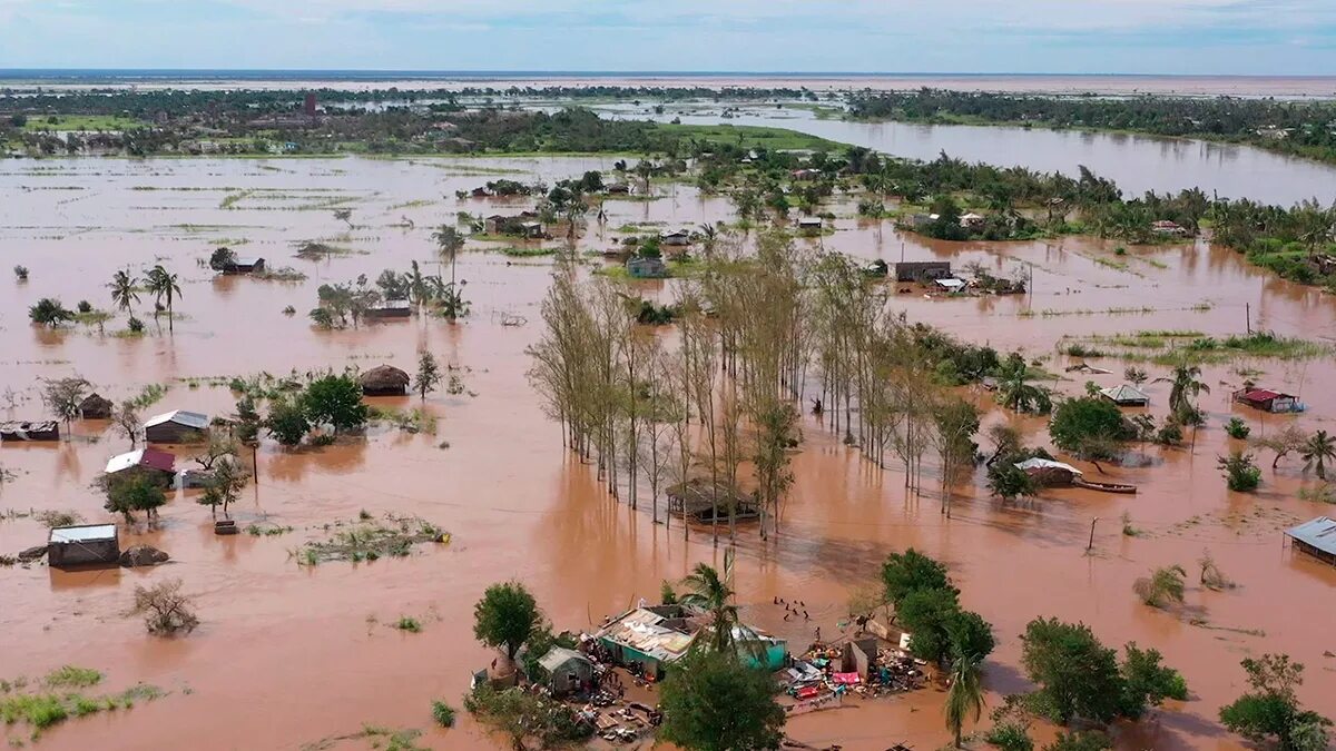 Острова юго восточной африки. Наводнение в Мозамбике 2000. 2000 Год: наводнение в Мозамбике последствия. Наводнение на Пхукете 2004. Наводнение в Африке.