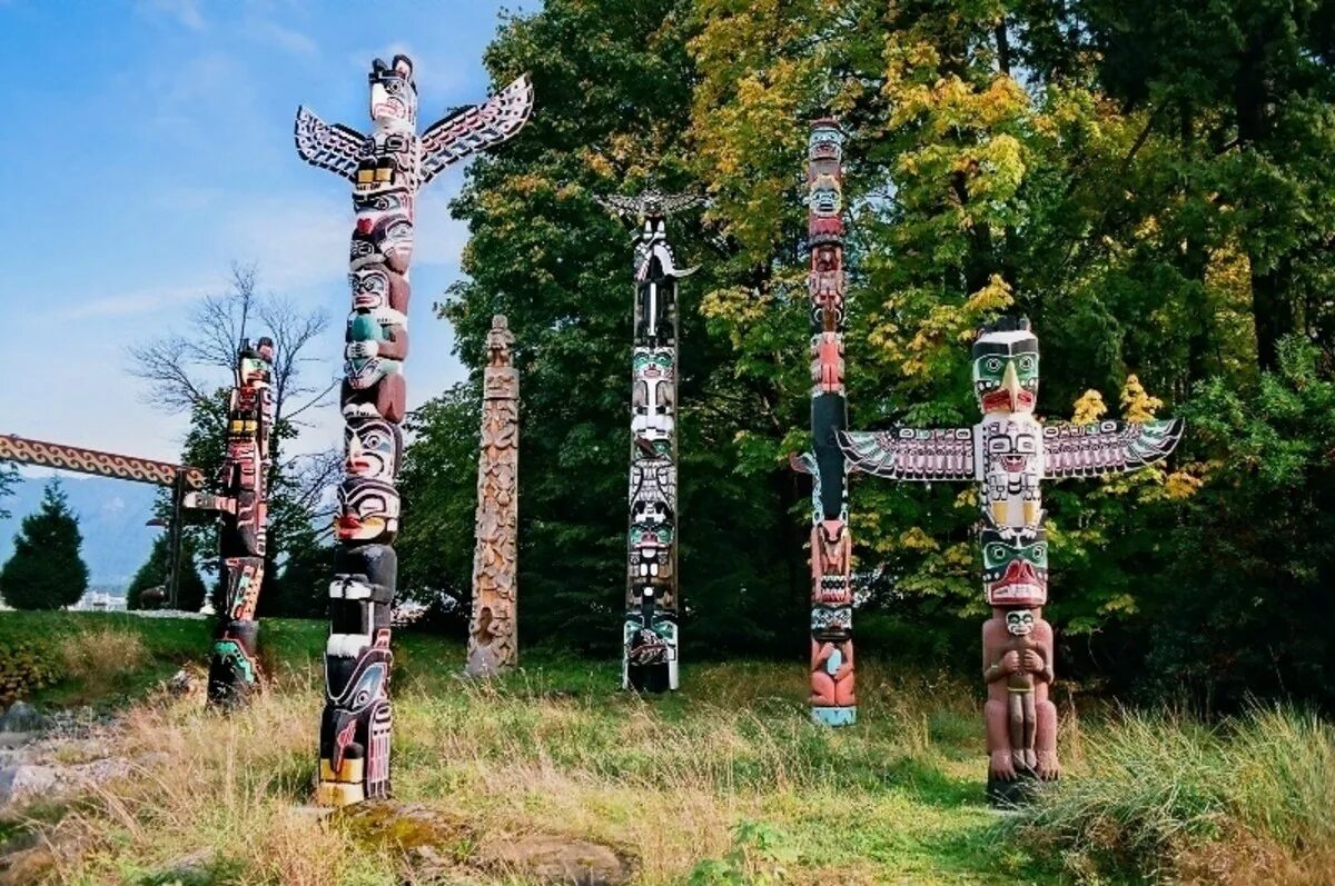 Totem pole. Тотемные столбы индейцев Канады. Парк Стэнли в Ванкувере тотемные столбы. Тотемные столбы в Канаде. Тотемные столбы индейцев Северной Америки.