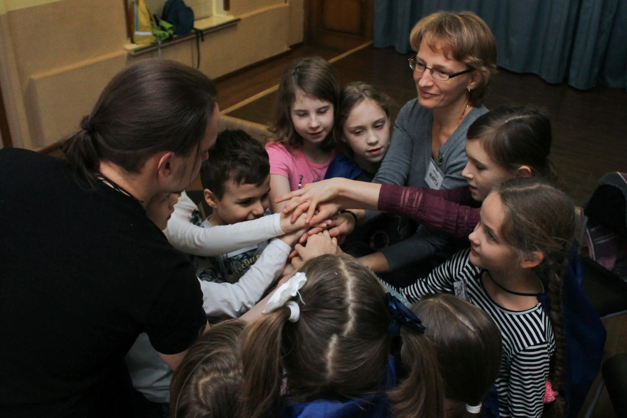 Психолог в школе образование. Школьный психолог. Психологические занятия. Психолог и школьник. Школьный психолог в России.