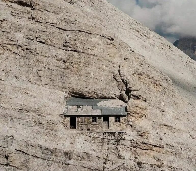 Монте-кристалло убежище альпинистов. Альпийский приют на Монте-кристалло, Ауронцо - ди-Кадоре, Италия. Жилище в Горном массиве Монте кристалло Северная Италия. Альпийский приют на Монте кристалло. Аэродром в скале
