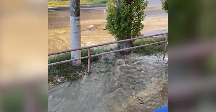 Дали воду в дзержинском районе. Дали воду в дзержинском районе. Трубопровод прорвало. Прорвало трубу. Прорвало трубу волгоград.