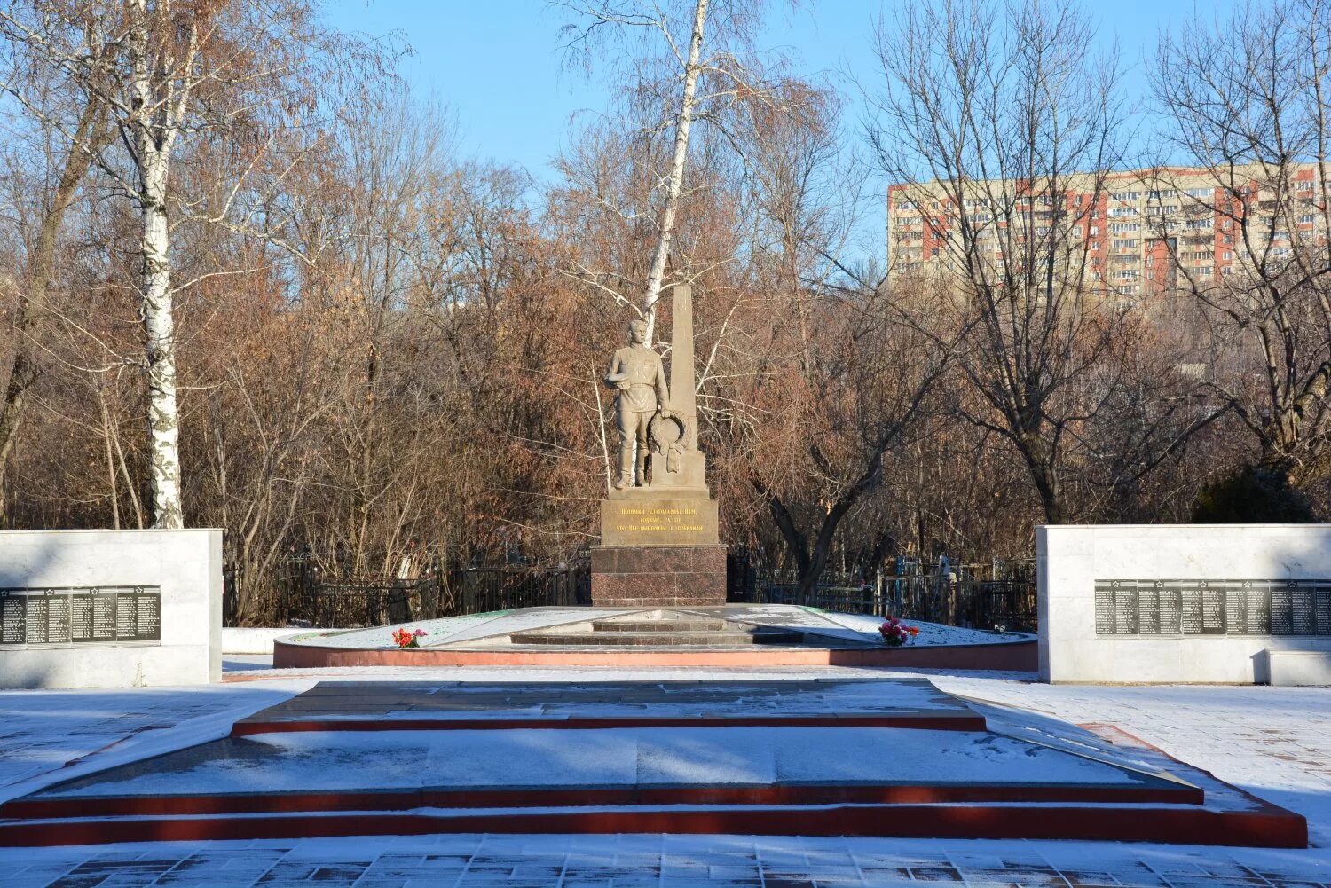 Воскресенск 60 лет октября. Воскресенское кладбище мемориал саратов. воскресенское кладбище саратов братская могила. братские могилы воскресенское. братская могила на воскресенском кладбище в саратове.