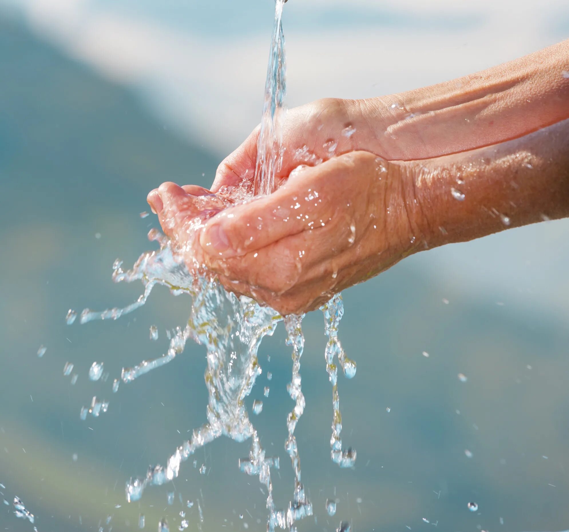 Струя воды. Струйка воды. На струе. Удовольствие от струйки воды.