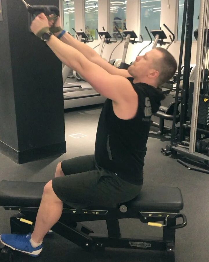 диагональная тяга. тяга нижнего блока 1 рукой. тяга нижнего блока в тренажере. дровосек на блоке. упражнение дровосек на блоке.