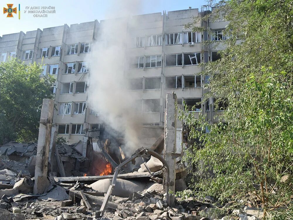 Николаев разрушения. Мариуполь после бомбежки. Обстрел Запорожья.