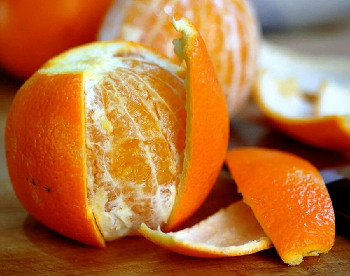 Апельсин. Корка апельсина. Апельсиновая кожура. Цедра апельсина. Сухие корки мандаринов