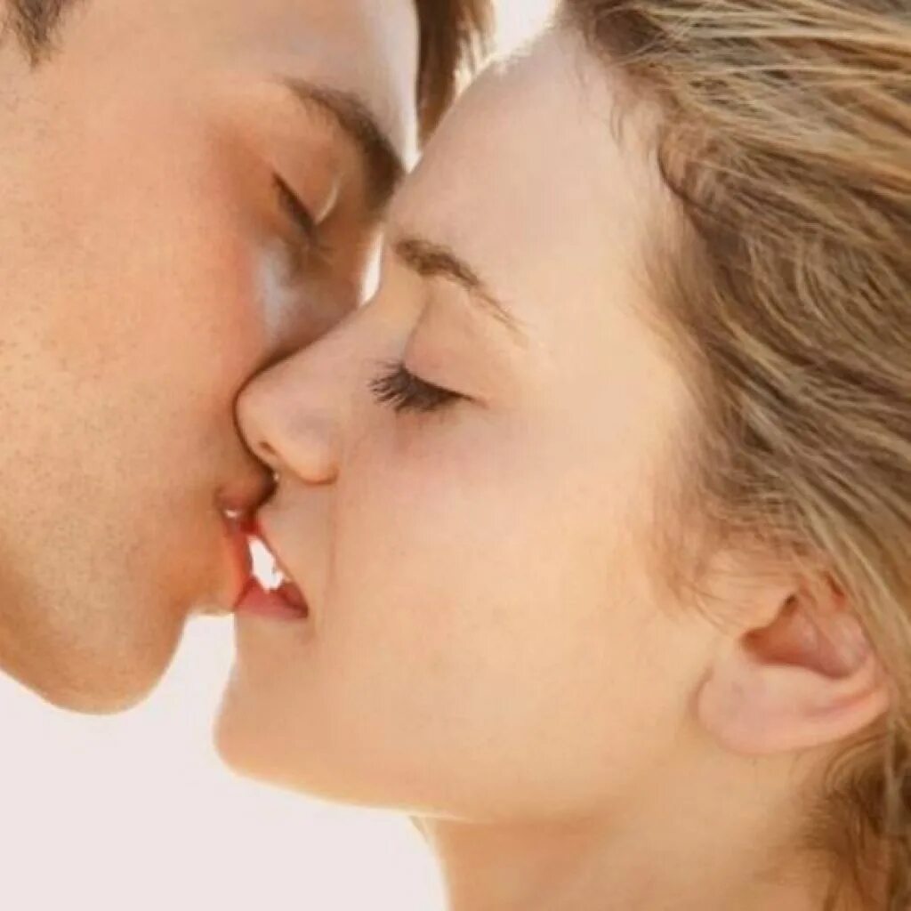 Как научиться целоваться в губы парню. Глубокий поцелуй с языком. Поцелуй взасос. Техника поцелуя в губы. Техника поцелуя в картинках.