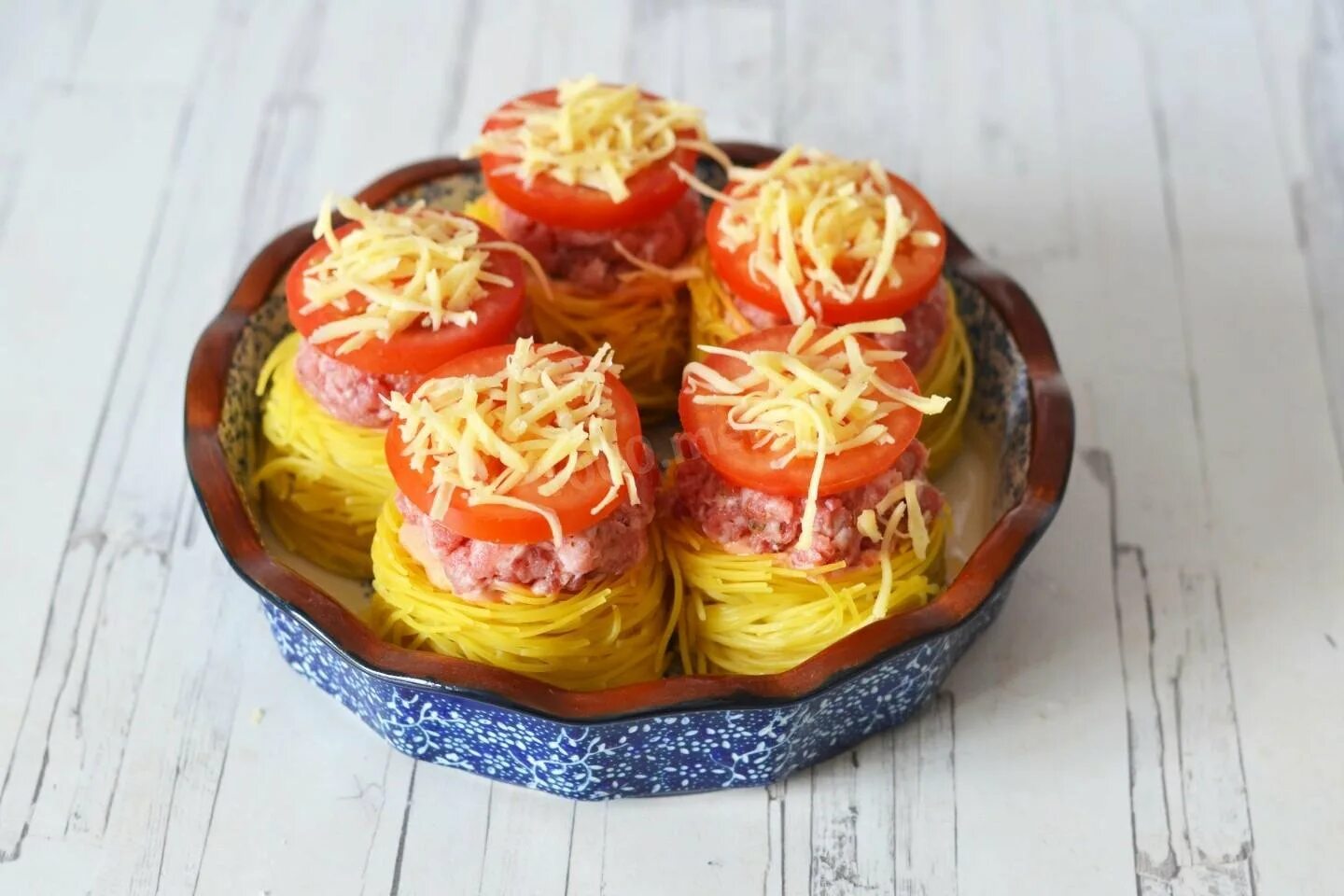 Гнезда с фаршем сливками и сыром. &quot;гнёзда&quot; из спагетти с фаршем, помидорами и сыром. макароны гнезда в духовке. гнёзда из макарон с колбасой и сыром. гнёзда с фаршем в духовке с сыром и помидорами из макарон.