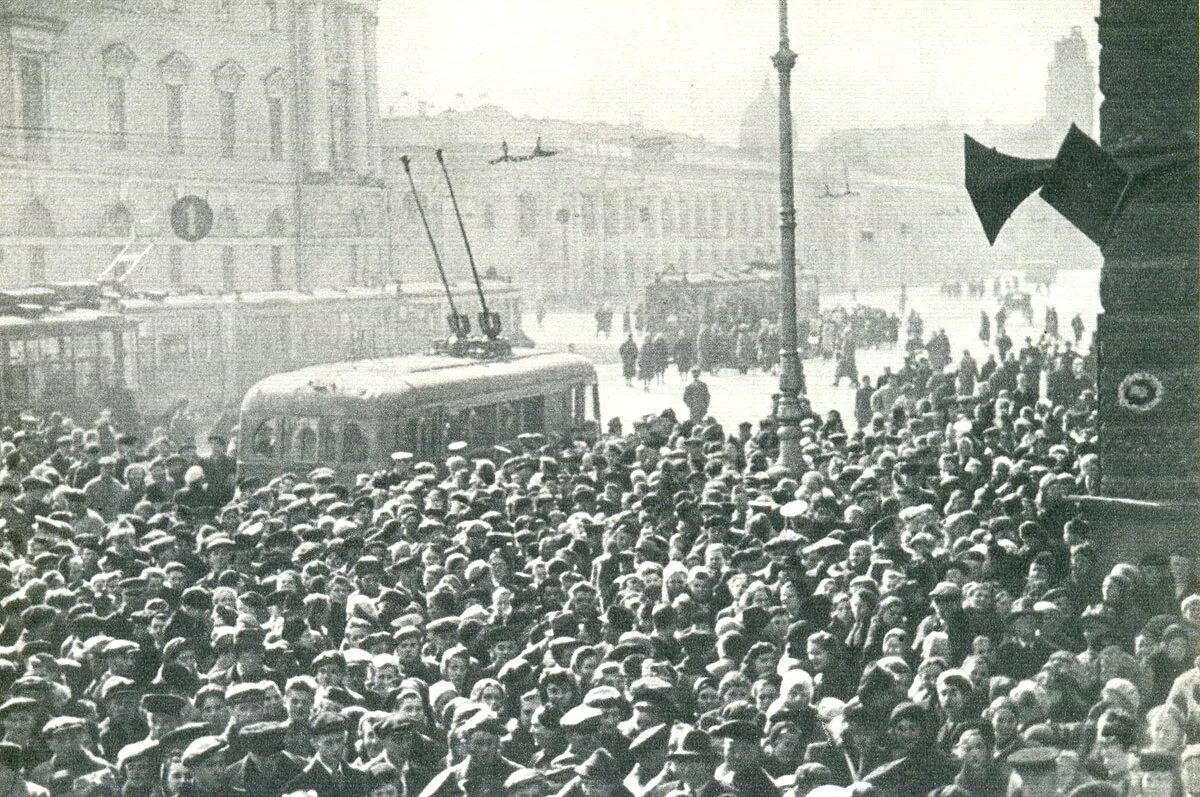 Объявление 22 июня 1941. Громкоговорители в блокадном Ленинграде. Репродуктор блокадный Ленинград громкоговоритель. Блокадный Ленинград люди у репродуктора. 22 Июня 1941 репродуктор.