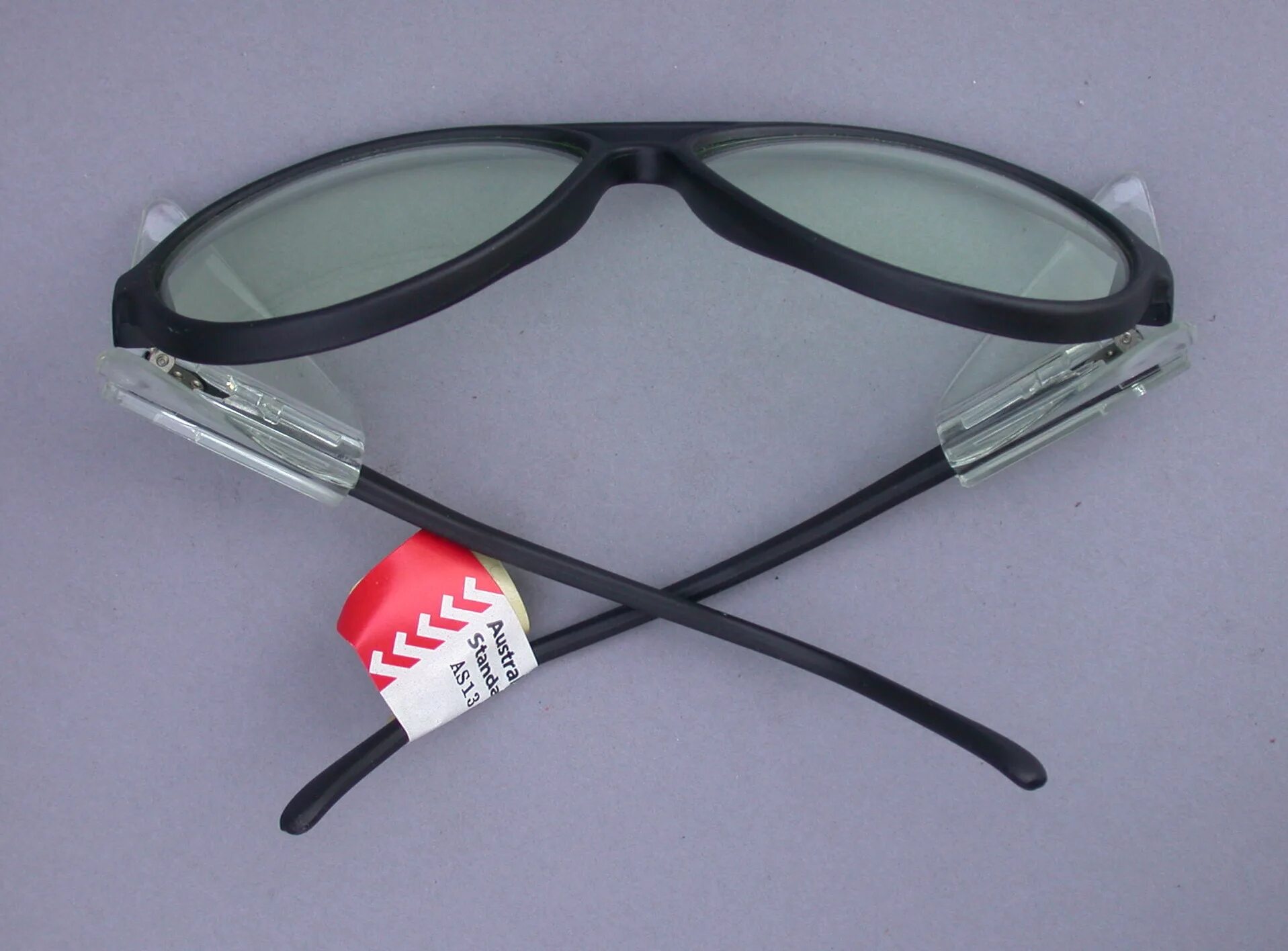 Очки с боковыми щитками. Трифокальные очки. Бифокальные защитные очки. Защитные щитки на очки боковые.