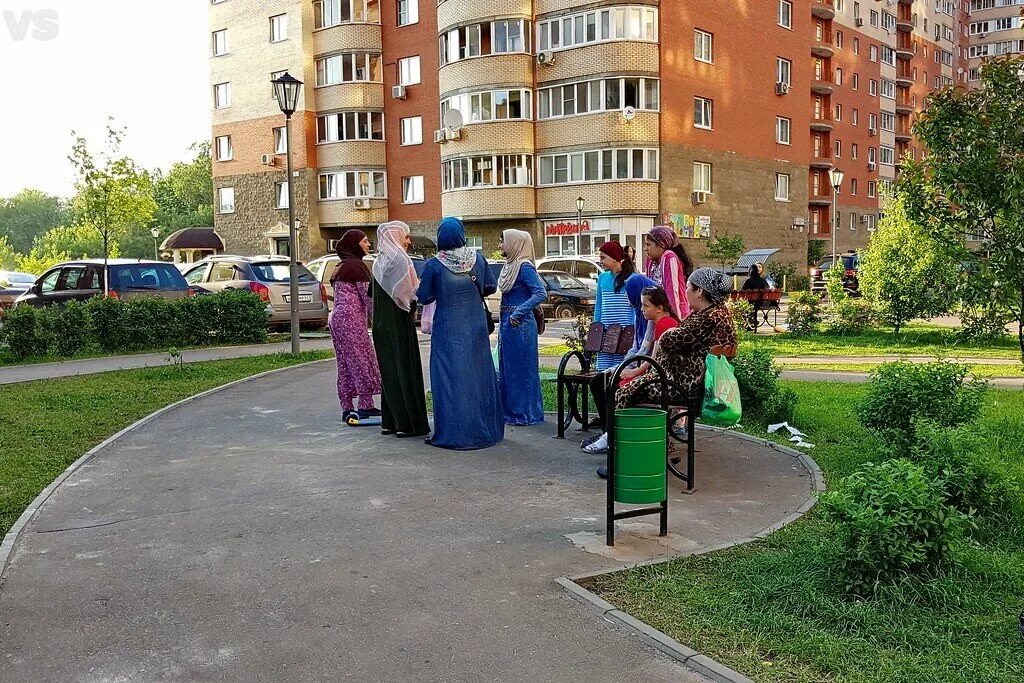Детская площадка с таджиками. Детская площадка с таджиками. Москва дети мигрантов во дворе дома. Человейник гетто в москве. Детская площадка.