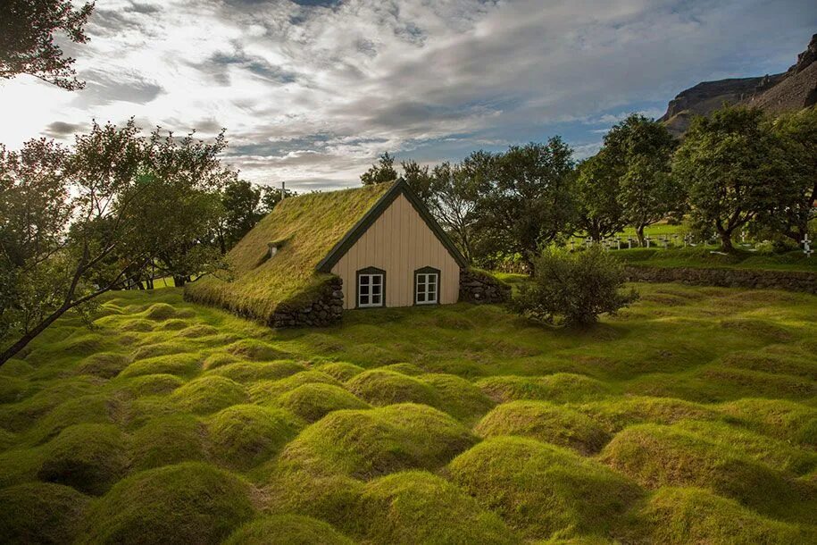 Красивые зеленые места. Церковь Hofskirkja , Исландия. Торфяная Церковь Хофскиркья Исландия. Дерновые дома в Исландии. Исландия ландшафт.