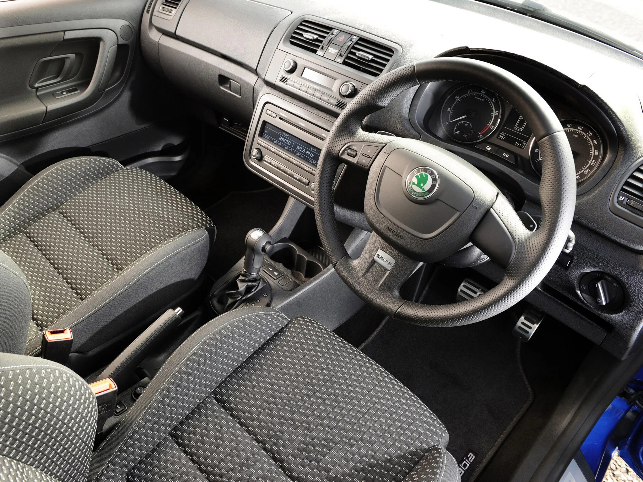 Шкода фабия на механике. Шкода фабия 2010 салон. skoda fabia 2010 салон. skoda fabia 2010 interior. škoda fabia 2013 салон.